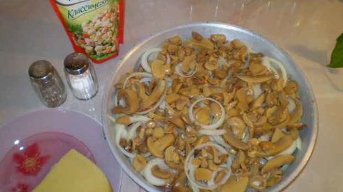 свинина, запеченная с грибами и сыром