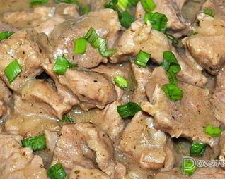 Тушеная свинина с луком