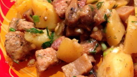 Рецепт Тушеная свинина с шампиньонами и картофелем