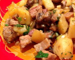 Тушеная свинина с шампиньонами и картофелем