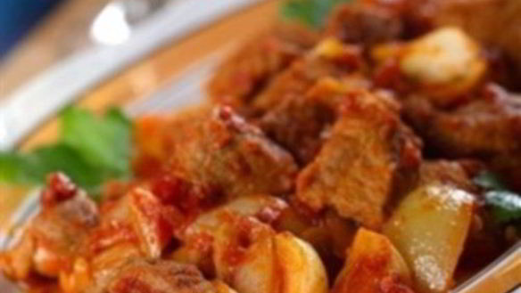 Рецепт Тушеная в вине телятина с яблоками и корицей