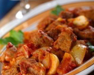 Тушеная в вине телятина с яблоками и корицей