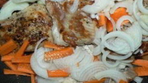 тушеный кролик в сметане