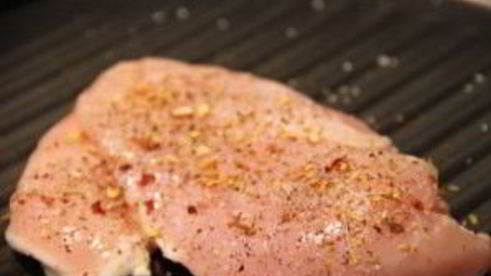 жареная грудка на сковороде