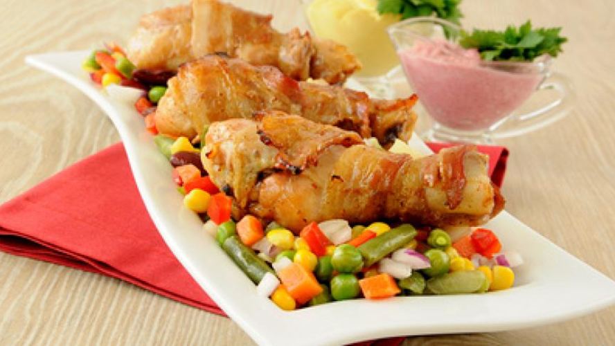 Рецепт жареные куриные ножки, обернутые в бекон с овощами