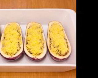 Баклажаны, фаршированные гречкой, грибами и беконом