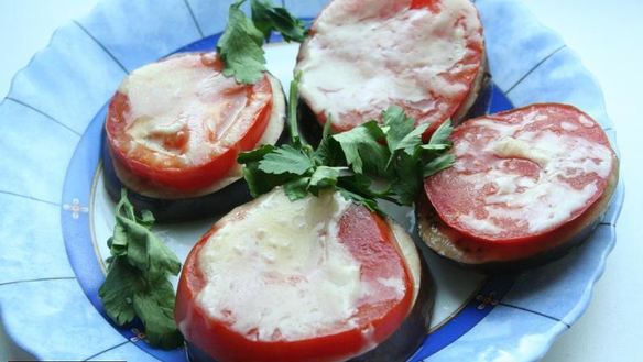 Рецепт Баклажаны в духовке с твердым сыром, помидорами и зеленью