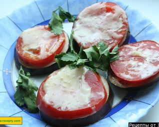 Баклажаны в духовке с твердым сыром, помидорами и зеленью