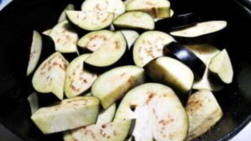 баклажаны в казане с курицей