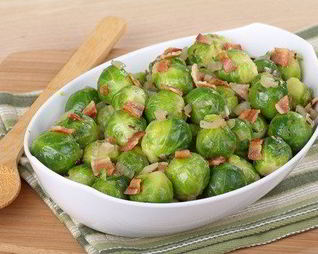 Брюссельская капуста с беконом и луком