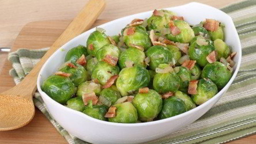Рецепт брюссельская капуста с беконом и луком