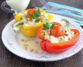 Фаршированный перец с кедровыми орешками в сливочно-сметанном соусе