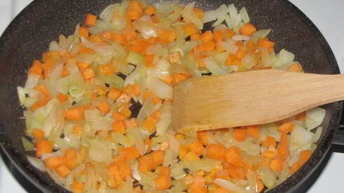 фаршированный перец с кедровыми орешками в сливочно-сметанном соусе