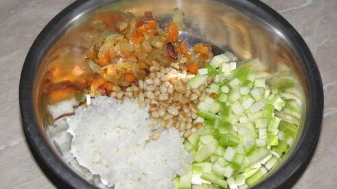 фаршированный перец с кедровыми орешками в сливочно-сметанном соусе