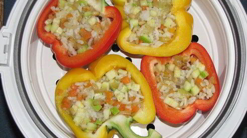 фаршированный перец с кедровыми орешками в сливочно-сметанном соусе