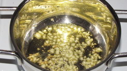 фаршированный перец с кедровыми орешками в сливочно-сметанном соусе