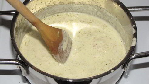 фаршированный перец с кедровыми орешками в сливочно-сметанном соусе