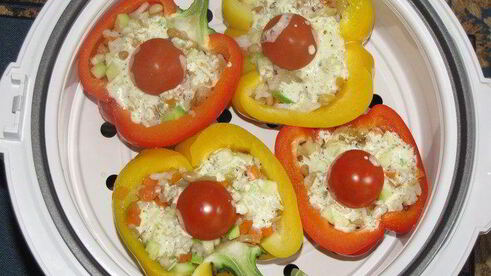 фаршированный перец с кедровыми орешками в сливочно-сметанном соусе