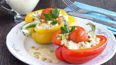 фаршированный перец с кедровыми орешками в сливочно-сметанном соусе
