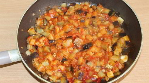 фаршированные конкильони с баклажановым соусом