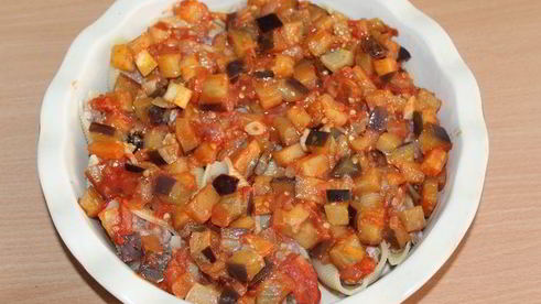 фаршированные конкильони с баклажановым соусом