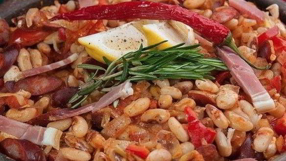 Рецепт Фасоль в деревенском стиле с колбасками и овощами