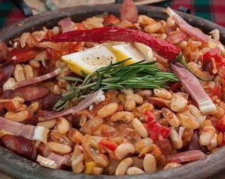 Фасоль в деревенском стиле с колбасками и овощами