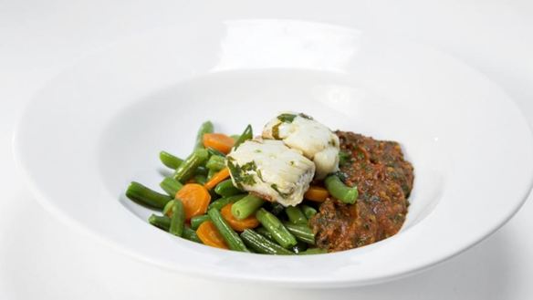 Рецепт Филе трески с зеленой фасолью и томатно-фисташковым соусом