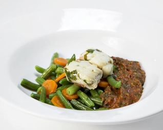 Филе трески с зеленой фасолью и томатно-фисташковым соусом