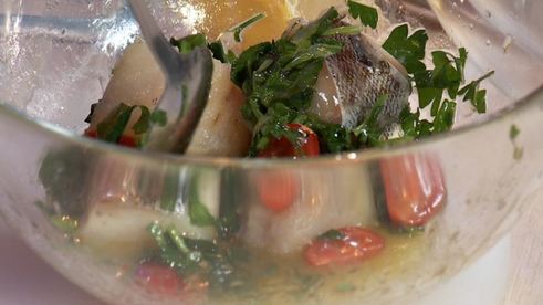 филе трески с зеленой фасолью и томатно-фисташковым соусом