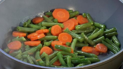 филе трески с зеленой фасолью и томатно-фисташковым соусом