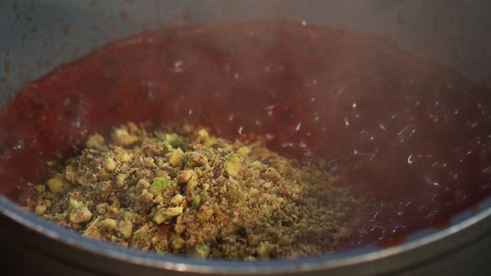 филе трески с зеленой фасолью и томатно-фисташковым соусом