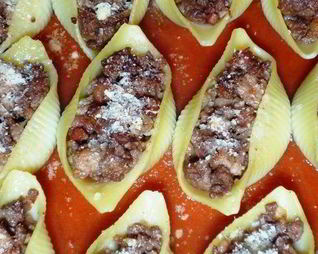 Гратен из ракушек с острым мясным соусом