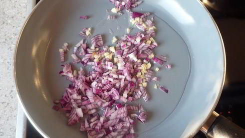 гратен из ракушек с острым мясным соусом