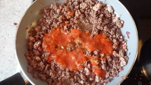 гратен из ракушек с острым мясным соусом