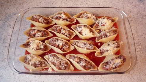 гратен из ракушек с острым мясным соусом