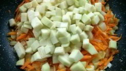 кабачки тушенные с морковью и луком
