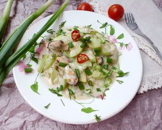 Кабачок, тушенный с мидиями в сметане