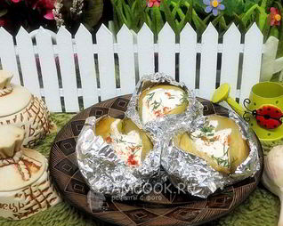 Картофель, запеченный с салом и луком в фольге