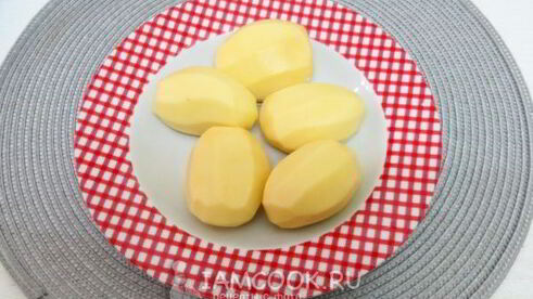 картофель, запеченный с салом и луком в фольге