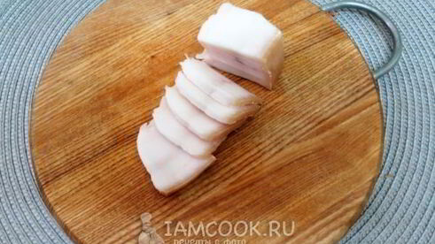 картофель, запеченный с салом и луком в фольге