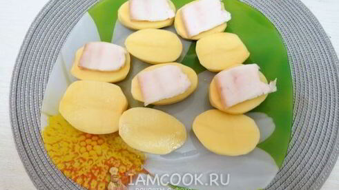 картофель, запеченный с салом и луком в фольге