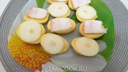 картофель, запеченный с салом и луком в фольге