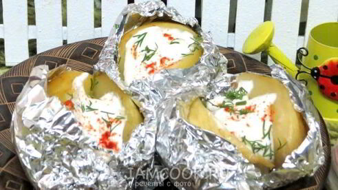 картофель, запеченный с салом и луком в фольге