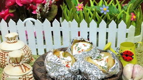 картофель, запеченный с салом и луком в фольге