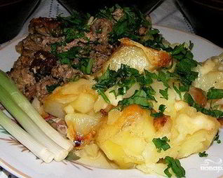 Картофель, запеченный с салом в горшочках