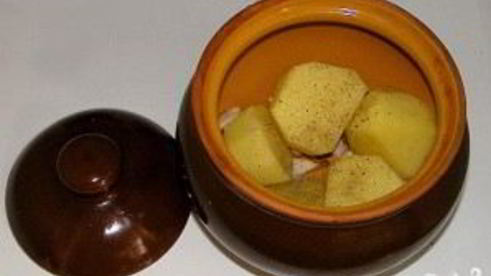 картофель, запеченный с салом в горшочках