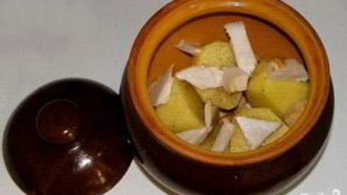 картофель, запеченный с салом в горшочках