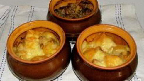 картофель, запеченный с салом в горшочках