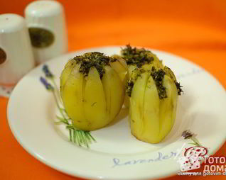 Картофель, запеченный с зеленым соусом